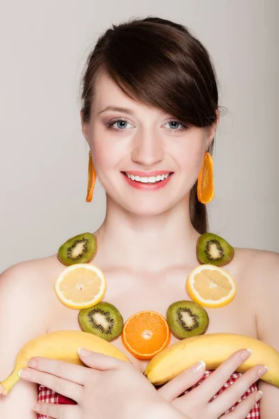 Диета. Девушка с ожерельем из свежих цитрусовых — стоковое фото