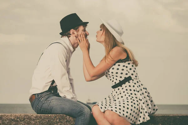 Loving couple retro style dating on sea coast — Stock Photo, Image