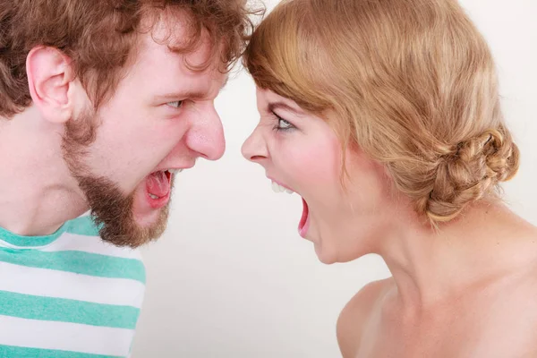 Розлючена жінка і чоловік кричить один на одного . — стокове фото
