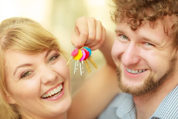 Couple showing their new house keys — Stock Photo, Image