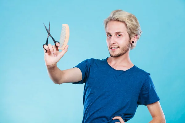 Adam makas ve tarak yeni saç modeli oluşturma — Stok fotoğraf