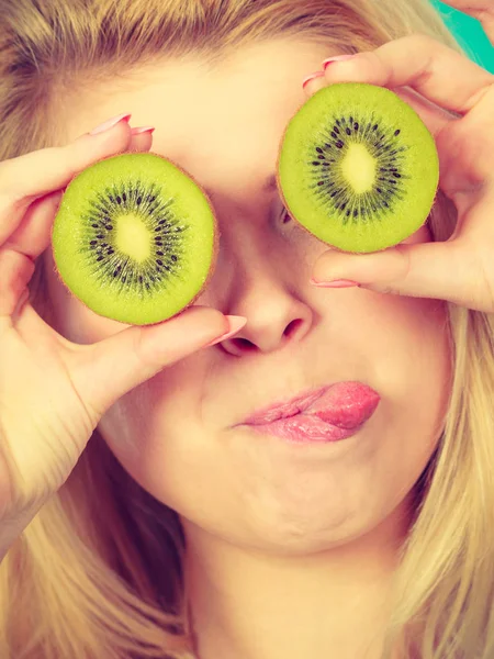 Vrouw met groene kiwi fruit zoals brillen — Stockfoto