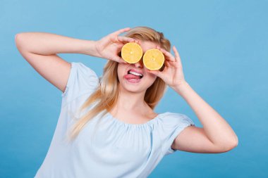 Meyve limon yarısı gözleri tutan kadın