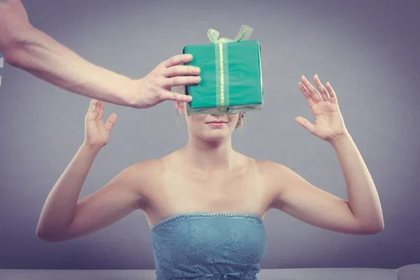 Mannen ger kvinnan presentförpackning — Stockfoto