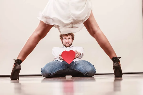 Mann mit herzförmigem Geschenkkarton für Frau. — Stockfoto