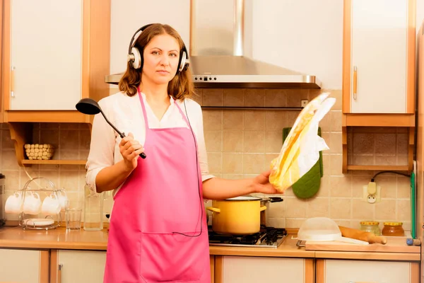 Dona de casa cozinheiro na cozinha — Fotografia de Stock