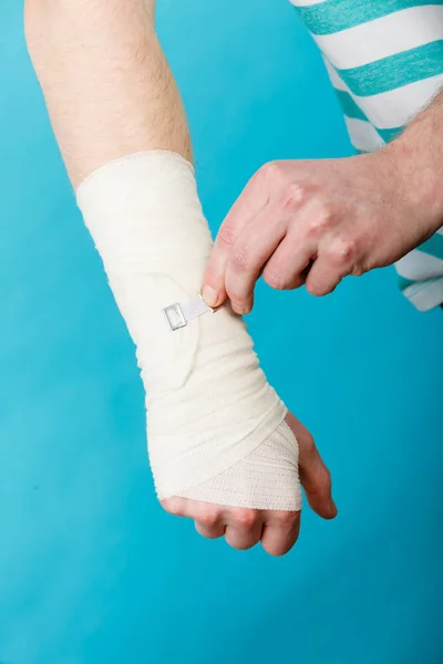 Manlig hand i bandage. — Stockfoto