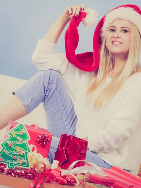 Vrouw in KERSTMUTS voorbereiding Kerstcadeaus — Stockfoto