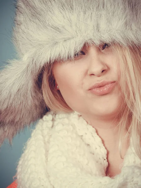 Блондинка зимой в теплой пушистой шляпе — стоковое фото