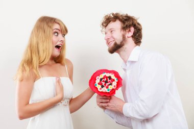 Seven çift şeker demet çiçeklerle. Aşk.