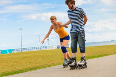 Dışarıda paten süren genç bir çift.