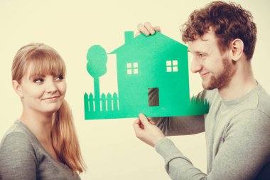 Neşeli çift geleceklerini kutluyor.