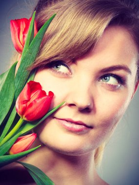 Kız Lale ile doğaya bağ hissediyorum.