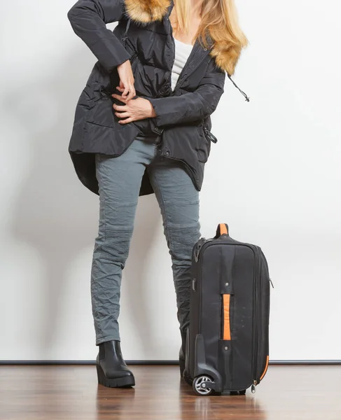 Жінка в теплій куртці з валізою . — стокове фото