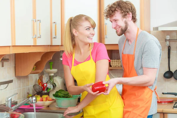 Couple laver les légumes frais dans la cuisine — Photo