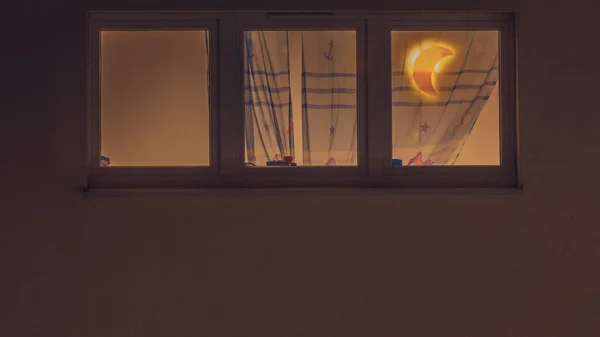 Janela na sala com lâmpada da lua — Fotografia de Stock