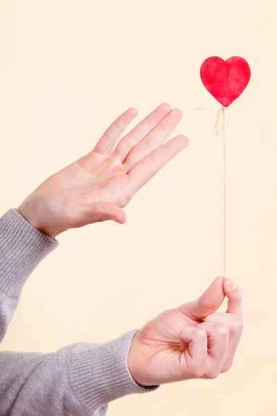 Hand att göra gest på hjärtat. — Stockfoto