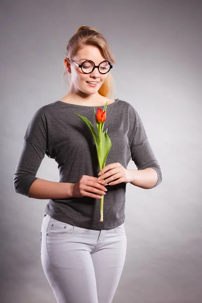 Mädchen mit Tulpe voller Hoffnung träumt. — Stockfoto