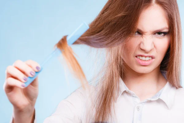 Donna dai capelli lunghi pettinarsi i capelli . — Foto Stock