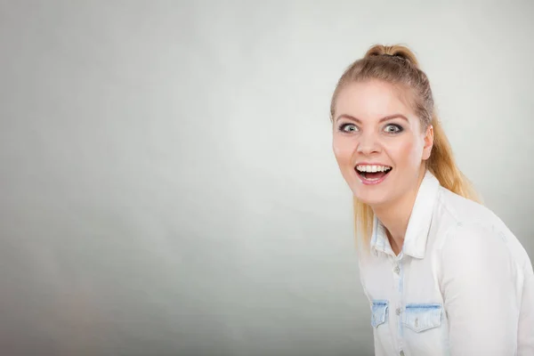 Gelukkig vrolijke jonge vrouw die lacht lachen — Stockfoto