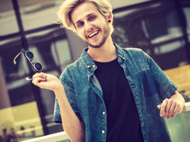 Hipster adam şehir sokak, kentsel moda ayakta