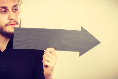 kara ok sağ işaret tutan adam