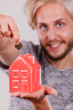 Adam evi servet para koyarak