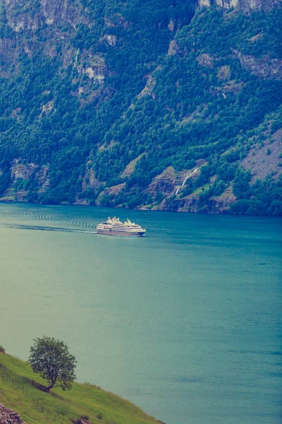 Crucero ferryboat en noruego fiordo — Foto de Stock