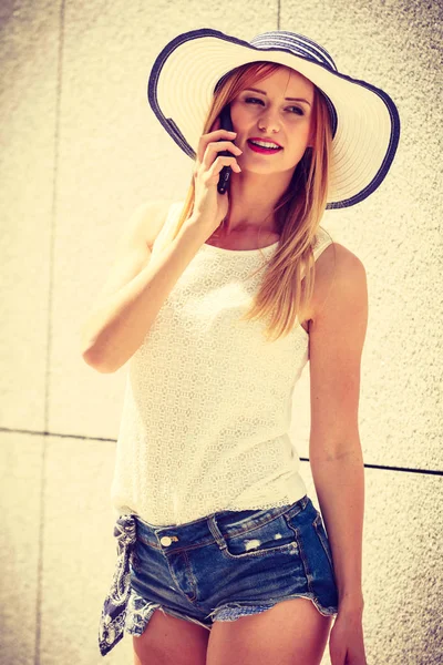 Jonge vrouw praten over smartphone buiten — Stockfoto