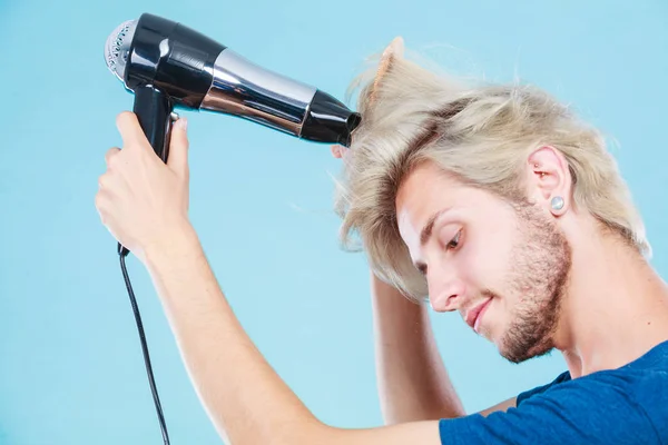 Hombre de moda con secador de pelo — Foto de Stock