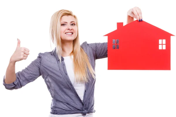 Mujer sosteniendo símbolo de la casa de papel rojo — Foto de Stock