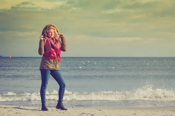 Plajda, rahatlatıcı kadın soğuk gün — Stok fotoğraf
