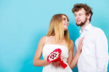 Seven çift şeker demet çiçeklerle. Aşk.