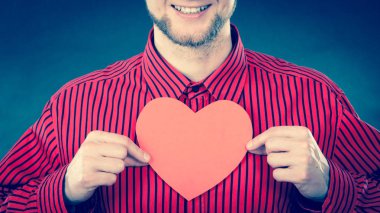 Kırmızı kalp aşık çocuk.