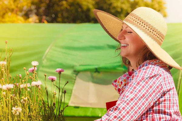 Mujer madura jardinería en su patio trasero — Foto de Stock