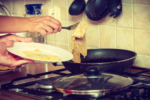 Escalope de poulet pané friture humaine . — Photo