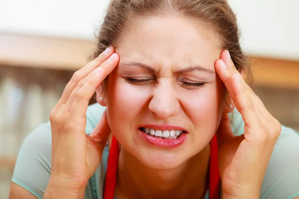 Mulher que sofre de dor de cabeça enxaqueca dor . — Fotografia de Stock