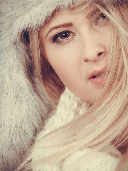 Blondi nainen talvella lämmin karvainen hattu — kuvapankkivalokuva