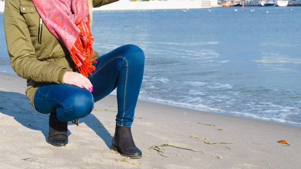 Vrouw ontspannen op het strand, koude dag — Stockfoto