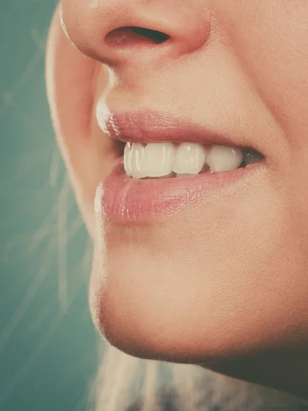 Primer plano de la mujer sonriendo mostrando los dientes blancos — Foto de Stock