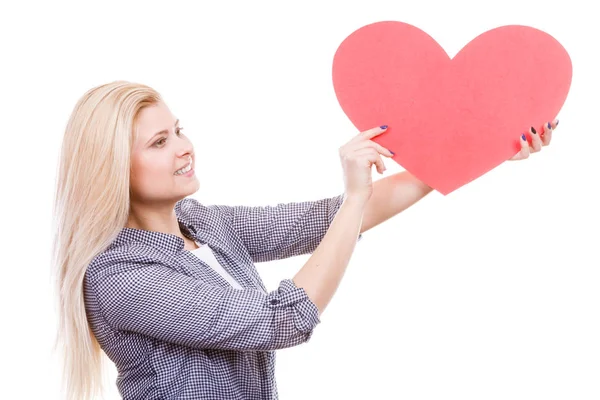 Mujer sosteniendo gran corazón rojo, signo de amor — Foto de Stock