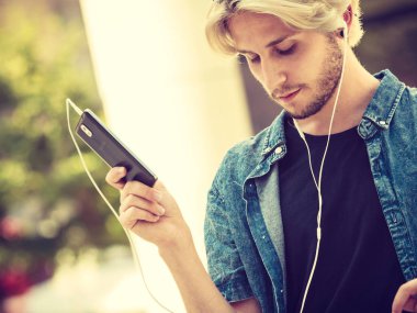 Hipster adam şehir sokak dinleme müzik ayakta