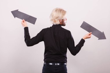 Sol ve sağ oklar siyah tutan adam