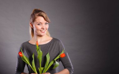 Gülümseyen kadın boquet holding.