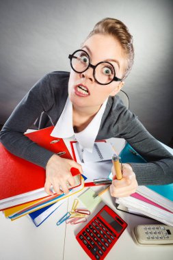 Genç kadın evrak gerçekleştirme.