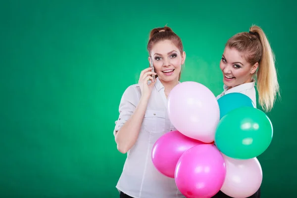 Cep telefonu ve balon ile iki kız — Stok fotoğraf