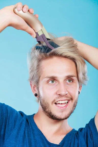 Muž chce oholit své dlouhé vlasy — Stock fotografie