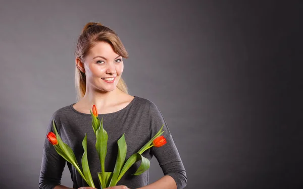 Lächelnde Frau mit Boquet. — Stockfoto