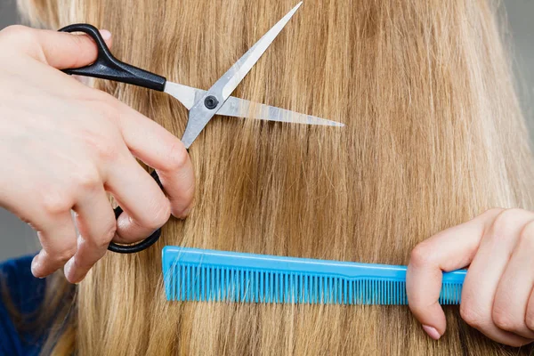 Женщина стрижет гладкие волосы . — стоковое фото