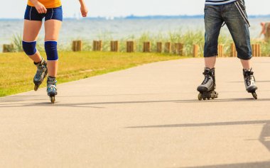 Dışarıda paten süren genç bir çift.